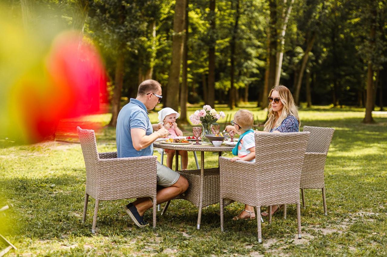 Palac Dabrowka Rawicz Bagian luar foto